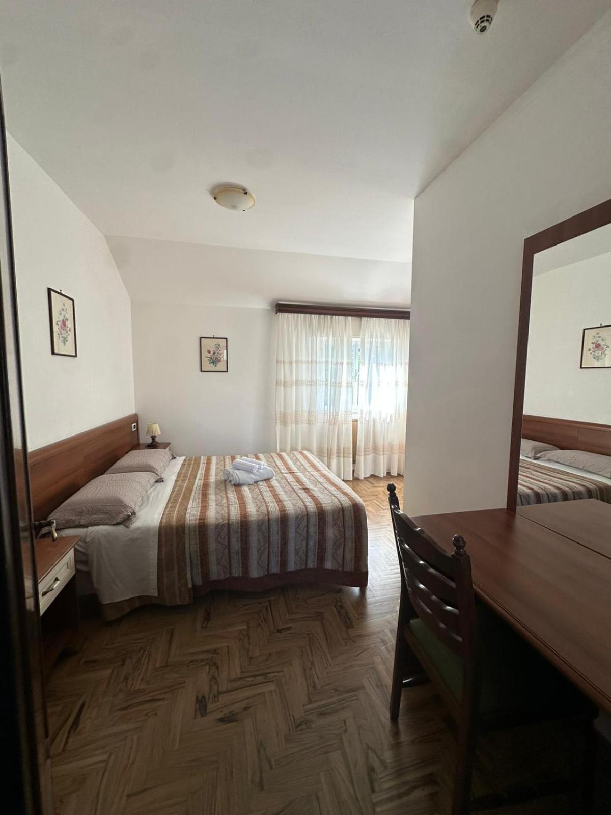 Hotel La Pineta Cogoleto Buitenkant foto